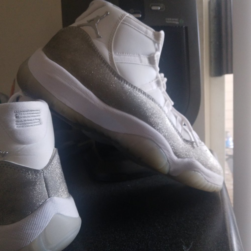 Women size 10 or Men's size 8.5 JORDAN #11 (VAST GREY)